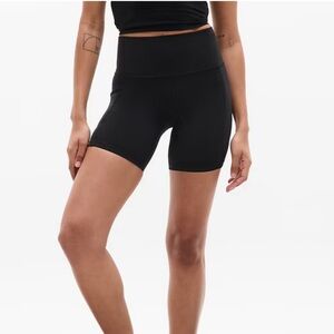 Athleta Black Women's Salutation Stash Cargo 9” shorts